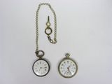 deux types différents de montres de poche sur un fond blanc