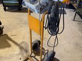 un petit chariot sur lequel se trouvent tout un tas d'outils