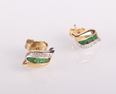 une paire de boucles d'oreilles en émeraude et diamant