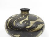 un vase noir et blanc orné d'un motif représentant une pieuvre