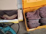 une boîte contenant des disques abrasifs et une paire de chaussures
