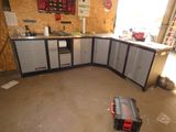 une photo d'un garage avec une boîte à outils posée au milieu du sol