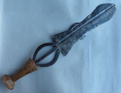 un couteau posé sur une feuille de papier