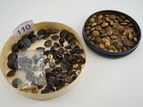 un bol de noix et un autre bol de noix posés sur une table