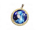 l'image d'une photo représentant une femme en robe bleue sur un pendentif plaqué or