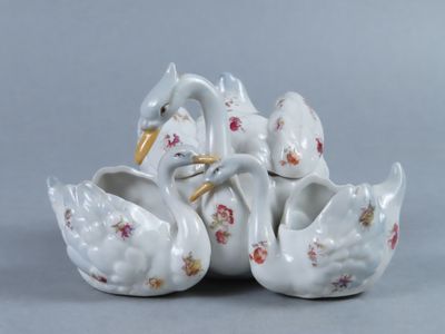 un groupe de trois cygnes blancs assis les uns sur les autres