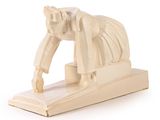 statue d'un éléphant avec une défense sur fond blanc