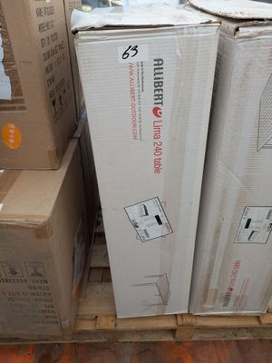 plusieurs boîtes empilées sur une palette