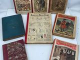 plusieurs vieux livres posés sur une table les uns à côté des autres