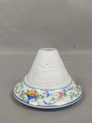 un vase blanc orné d'un motif bleu et jaune