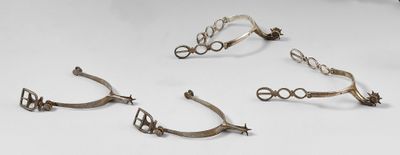 trois paires de boucles d'oreilles « ear cuff » en argent et une paire de boucles d'oreilles « ear cuff » en argent