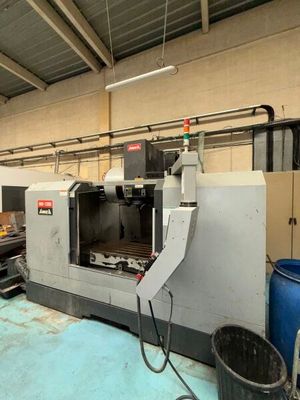 une machine qui se trouve à l'intérieur d'un bâtiment