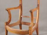 une vieille chaise en bois avec une assise en bois sur fond gris