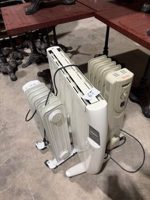 un radiateur posé par terre à côté d'une table