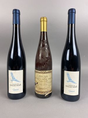 trois bouteilles de vin posées l'une à côté de l'autre sur une table