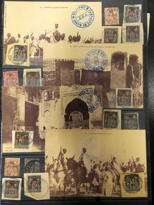 une photo montrant une collection de timbres et des timbres exposés