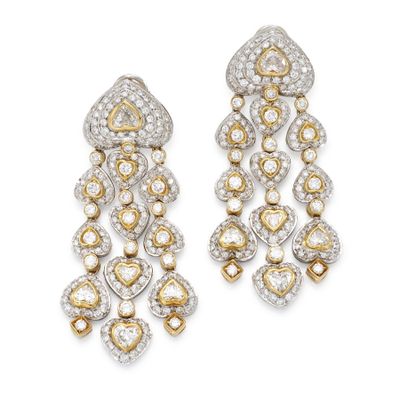 une paire de boucles d'oreilles en diamant et en or 18 carats