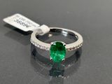 Gros plan sur une bague ornée d'une pierre verte