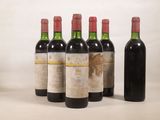 six bouteilles de vin sont alignées dans une rangée
