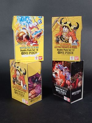 trois boîtes de cartes à collectionner « One Piece » sur fond noir