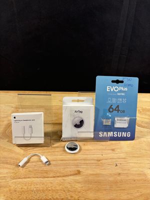 une image représentant une boîte avec un chargeur et ce dernier branché dessus
