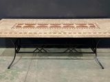 une image représentant une table avec un plateau en carrelage et des pieds en fer