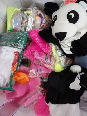 un panda assis au milieu d'un tas d'objets