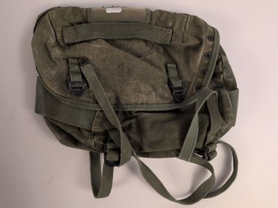un petit sac muni d'une bandoulière qui pend sur le côté