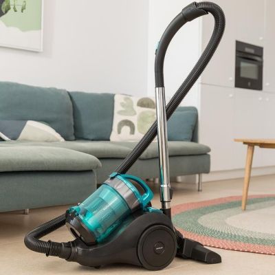 un aspirateur posé par terre dans le salon