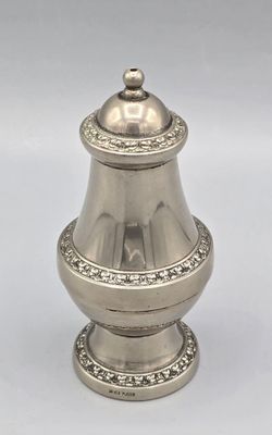 Salière en métal argenté de forme balustre posant sur piédou…