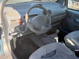 une petite voiture équipée d'un volant et d'un tableau de bord