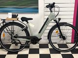 un vélo garé dans une pièce dont le sol est en damier