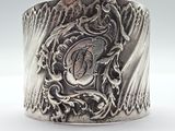 un gros plan d'un bracelet en argent orné d'un blason