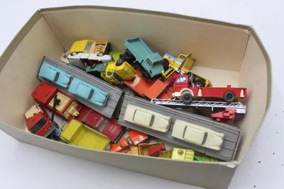 une boîte remplie de petites voitures posée sur une table
