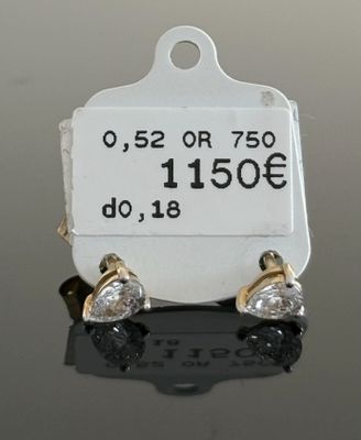 une photo d'une paire de boucles d'oreilles sur laquelle figure une étiquette de prix