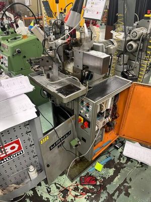 une machine posée sur le sol d'une pièce
