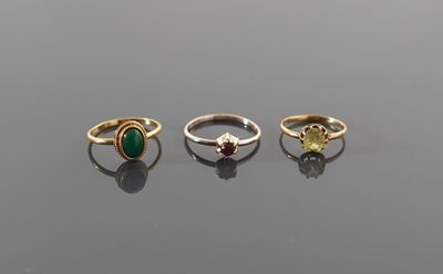 Un lot de trois bagues en or jaune 18K 750 millièmes, les tr…