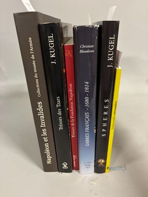 cinq livres empilés les uns sur les autres