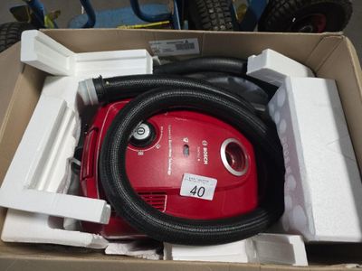 une boîte contenant un aspirateur et un tuyau