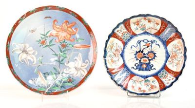 deux assiettes ornées de motifs floraux et d'oiseaux sur un fond blanc