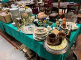 une table sur laquelle se trouvent beaucoup d'assiettes et de bols