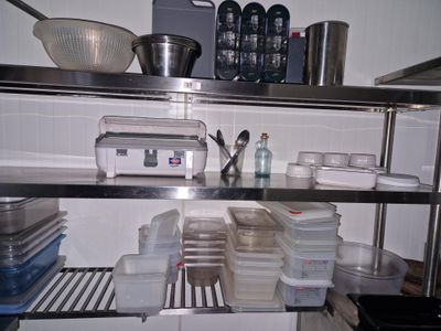 de nombreux récipients et boîtes sur les étagères de la cuisine
