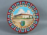 une assiette décorative sur laquelle est représenté un bâtiment