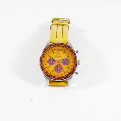 montre jaune et rouge posée sur une surface blanche, sur fond blanc