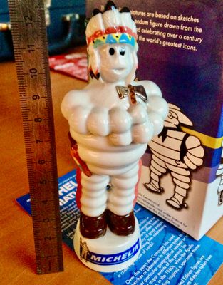 une figurine représentant un homme tenant une batte de baseball à côté d'une règle
