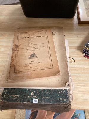 une pile de livres posée sur une table à côté d'un téléphone