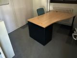 une photo d'un bureau vide avec un bureau et une chaise