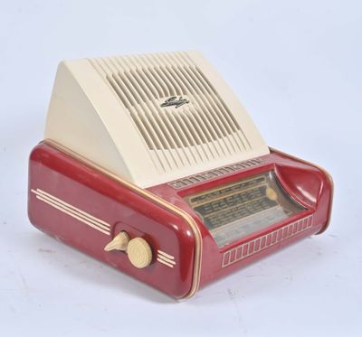 une radio rouge et blanche posée sur une surface blanche