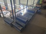 de nombreux chariots à bagages bleus alignés dans un entrepôt