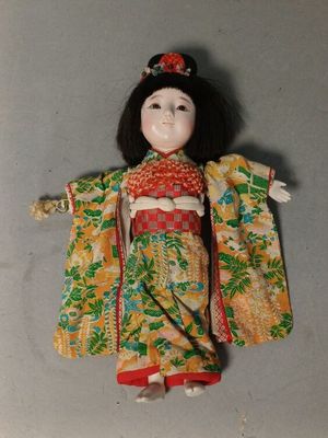 une image représentant une poupée à l'effigie d'une femme vêtue d'un kimono